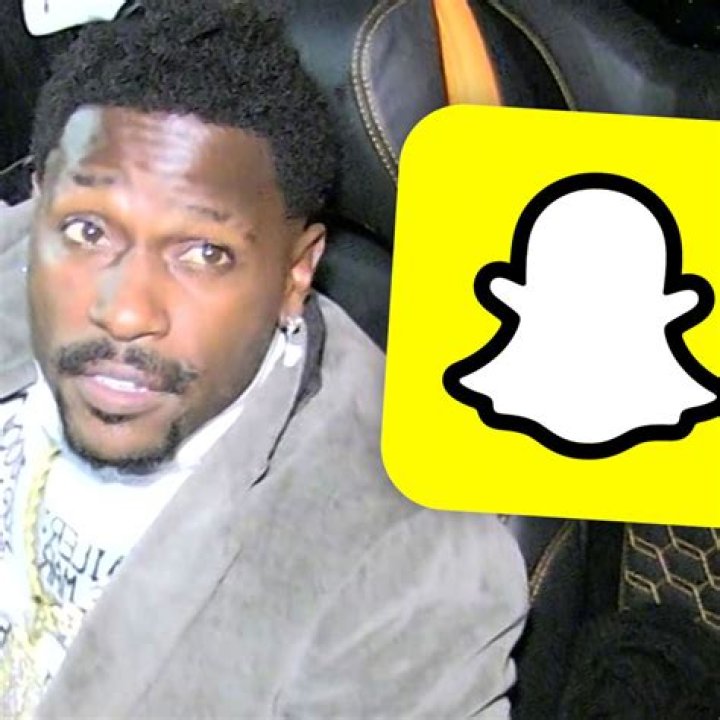 Antonio Brown Claims His Snapchat Was Hacked After Posting Explicit P