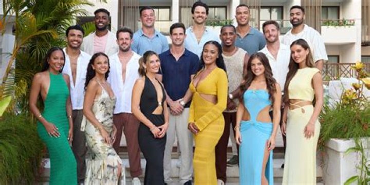 Bachelor In Paradise Davia's eyes turn Tanner's head ·