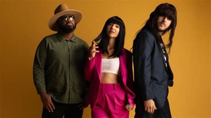 Does Laura Lee Khruangbin Wear A Wig?