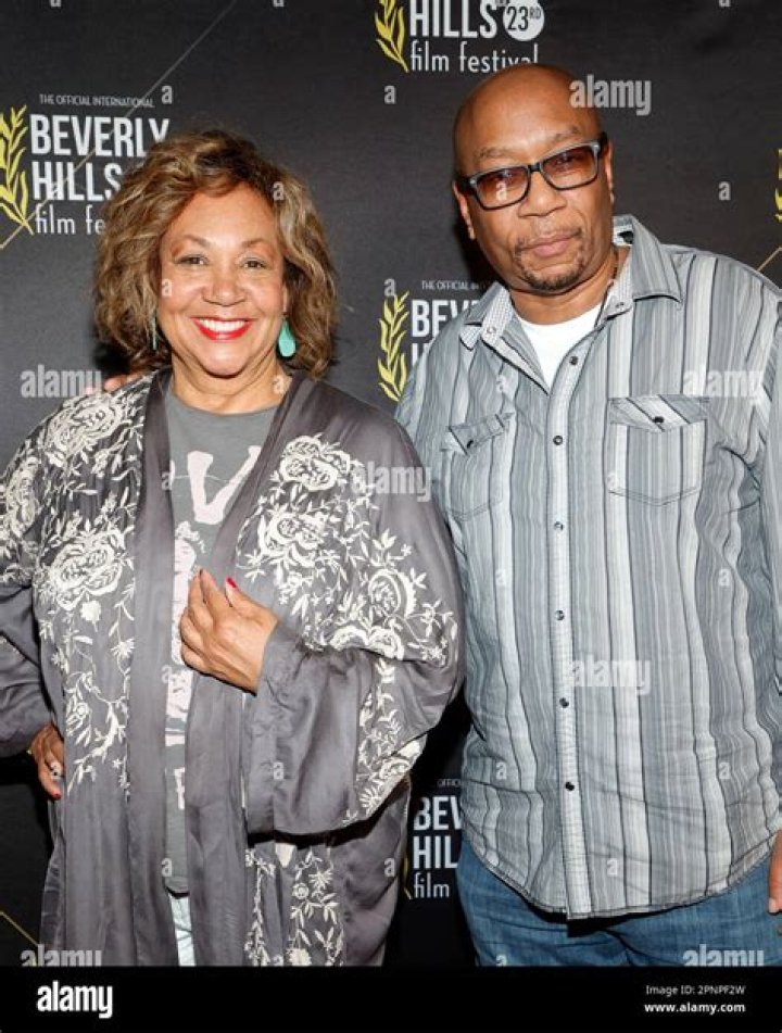 Get To Know Angela Robinson Witherspoon: An In-Depth Bio Wiki