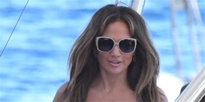 Kate Hudson dives into the sea in a thong bikini on vacation