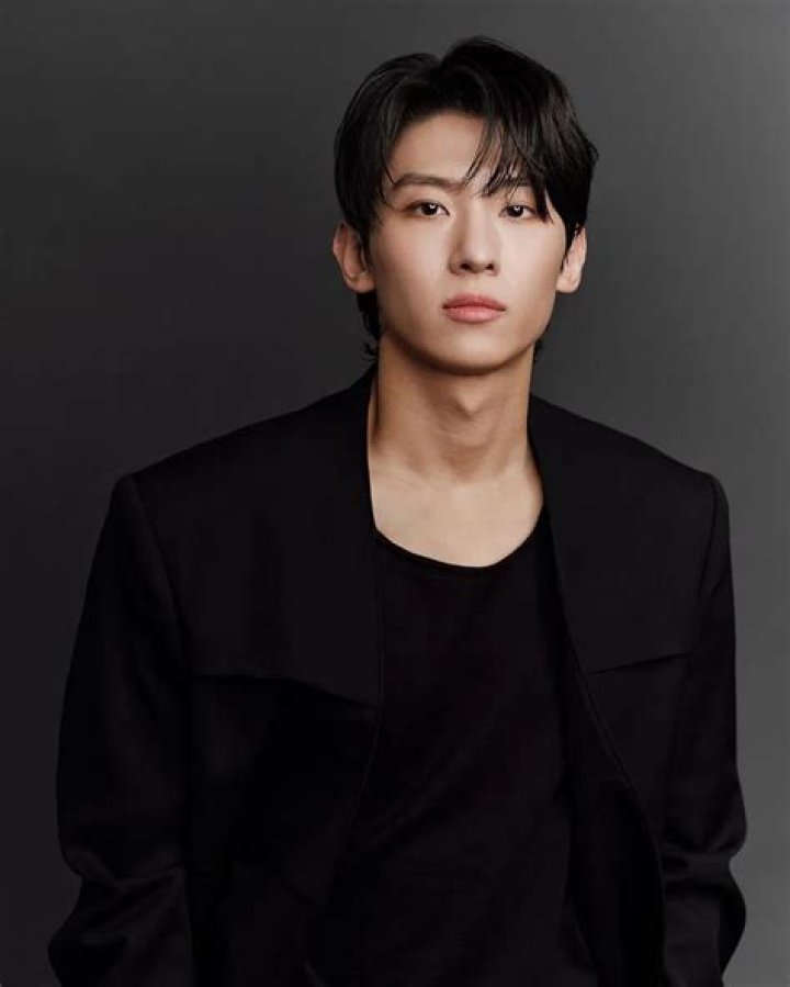 Kim Jin-young hasn't appeared on Physical 100 but his friends have |