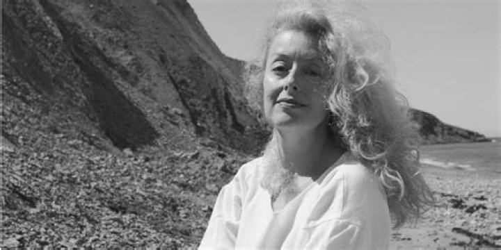 Lynn Davis: A Comprehensive Biography and Career Overview