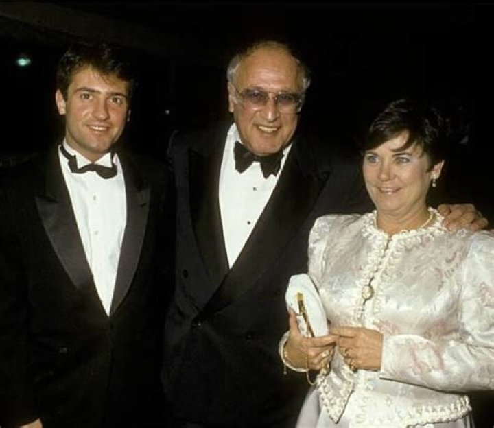 Unveiling Vic Tayback's Net Worth: Income, Salary, Earnings